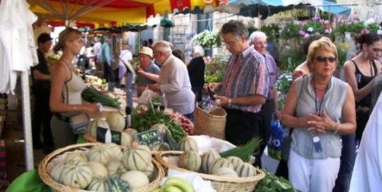 Wekelijkse markt in Sainte-Foy-la-Grande